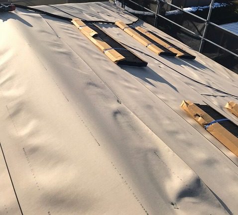 スレート屋根から横暖ルーフを使った屋根カバー工事を行いました！川口市屋根カバー工事　横暖ルーフαｓ　ニチハ　センタールーフ　スレートボロボロ　ガルバリウム鋼板　